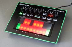 Сенсорный бас синтезатор Roland AIRA TB-3