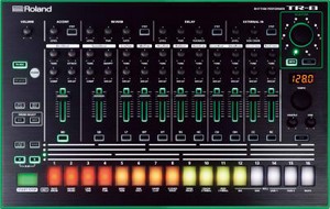 Драм машина ROLAND TR-8